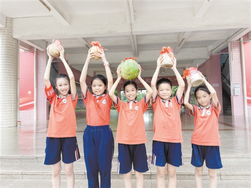 遠昌小學(xué)的期末獎品“金瓜”“銀瓜”暖心又“食”在。.jpg